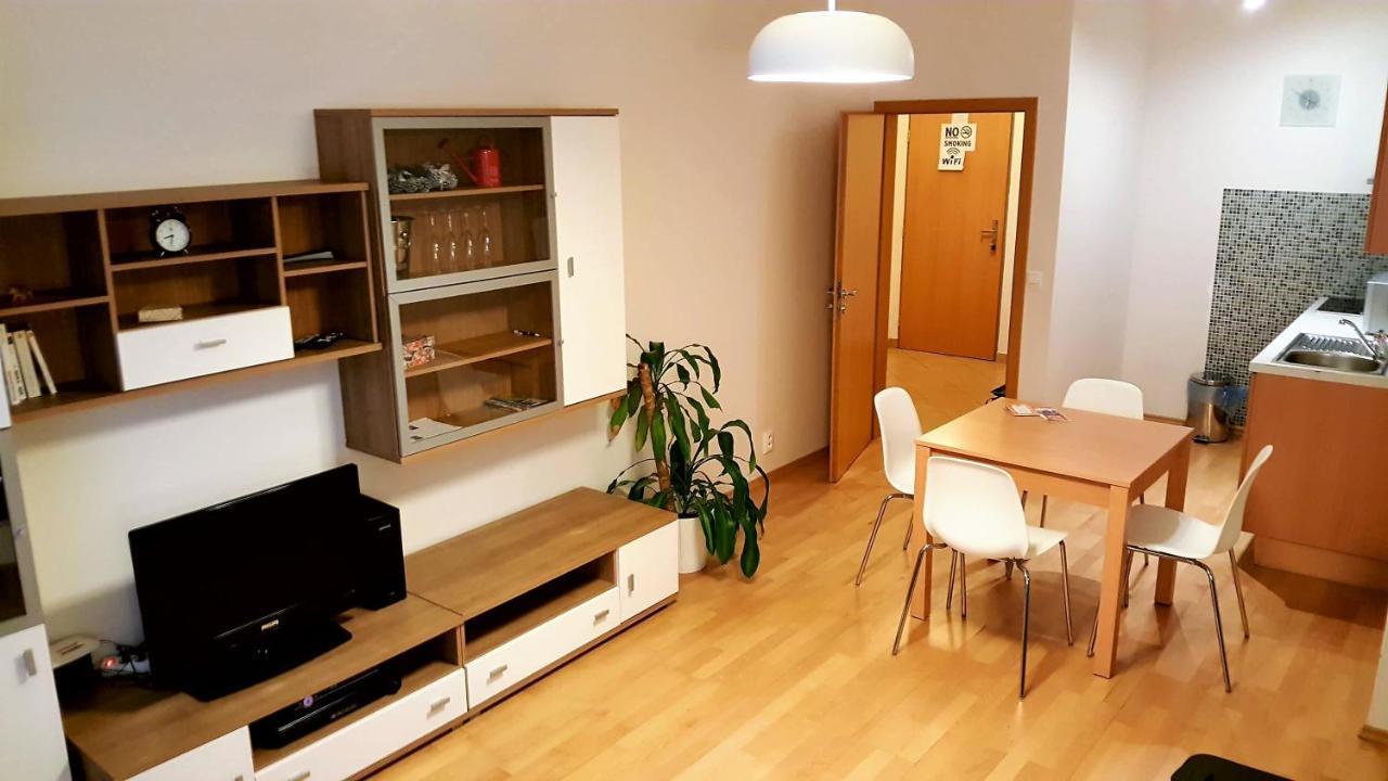 Apartment Smichov Praha Bagian luar foto